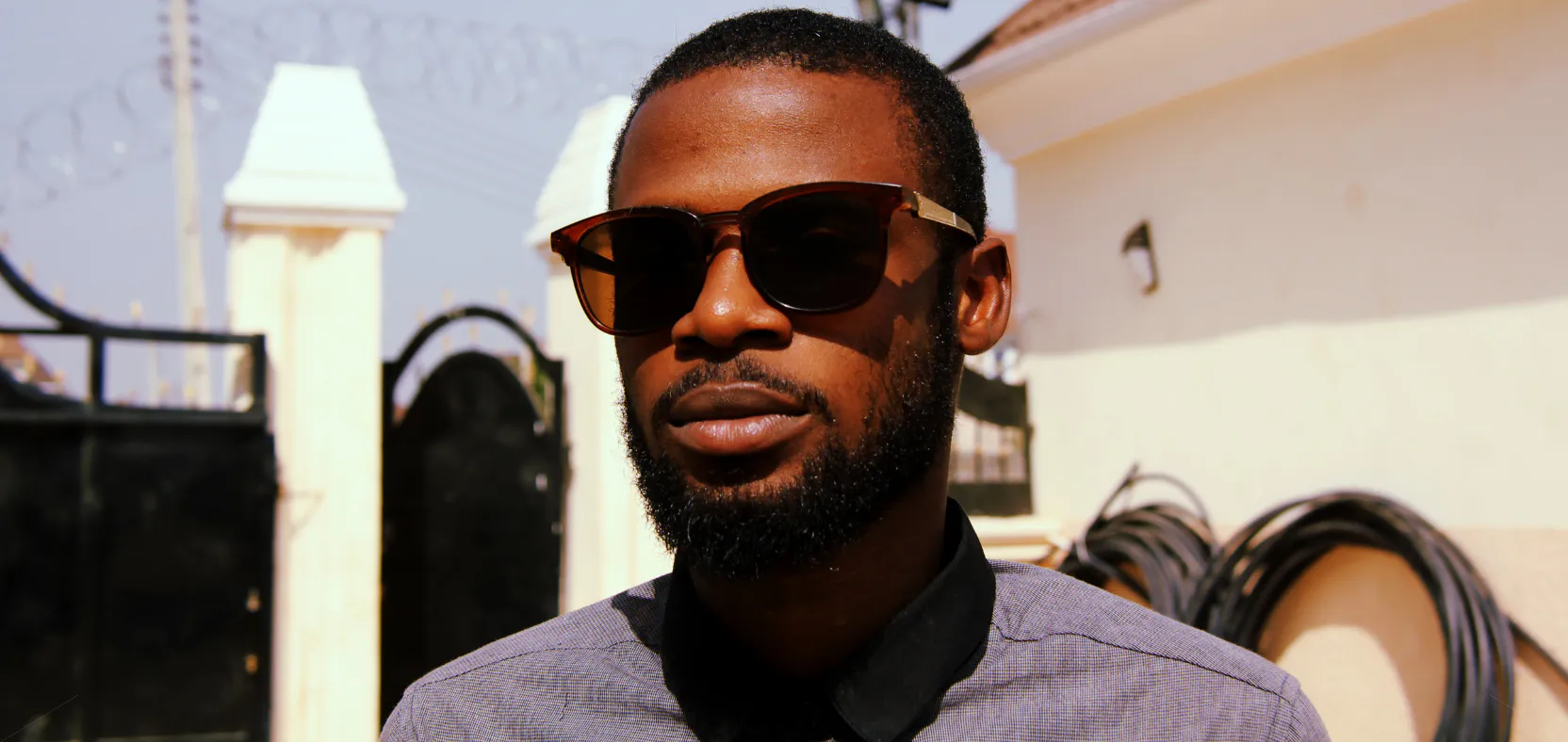Picture of a man wearing sunglasses